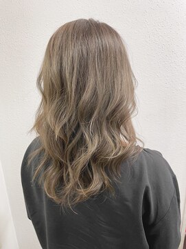 ジェナ(Jena) グレイカラー×明るい白髪染め