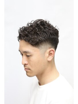 カーウォッシュバーバー(CARWASH BARBER) ナチュラル七三フェードスタイル