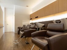 少しライトをおさえたシャンプー台スペースでリラックスできます