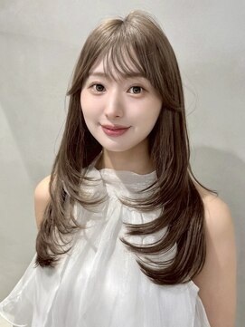 グロー 大宮(GLROW) ヘーゼルグレージュ バタフライカット ミディアムレイヤー 大宮