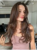 全体をワンカール巻いて作る海外風ミディアムレイヤースタイル