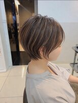 ロハスバイケンジ(LOHAS by KENJE)&nbsp;ブリーチ無し白髪ぼかしハイライトくびれショート