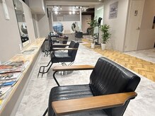 アンビス(1bis)の雰囲気（広々とした空間に7席ご用意しております♪）