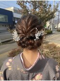 可愛さたっぷりの三つ編みシニヨン