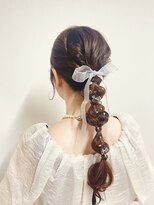 ヒュミ(hymy) 編み込みポニーテール/玉ねぎヘア/結婚式お呼ばれヘアセット