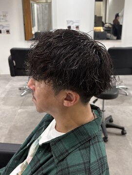 ヒュイル バイ ニアウ(Hwyl by Niau) メンズカットパーマ波巻きスパイラルパーマ刈り上げマッシュ