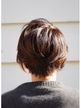 ダマーニ 表参道(DAMANI) オリジナルの技法「リフォルマカット」で計算されたショート。