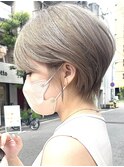 ハイトーンミルクティーベージュショートボブ耳かけ担当カタダ