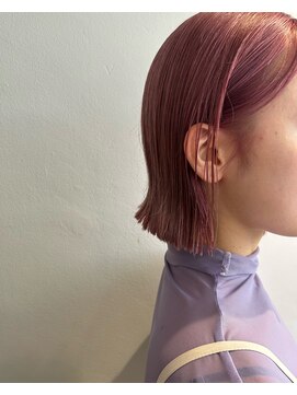 バズ(BUZZ) 切りっぱなしボブとピンクカラー★秋山