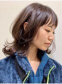 くびれミディアム/顔まわりレイヤー/外ハネくせ毛/オン眉/デジパ