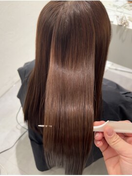 ハチ(HACHI) 美髪ストレートでツヤ髪スタイル