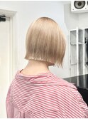 ミルクティーブロンドダークブルーワンホンレイヤーカットボブ