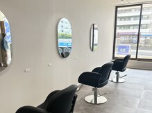 ロクヘアー(6Roku Hair)の雰囲気（明るい店内でくつろいでいただけます。）