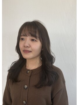 ジュリア(Giulia) ナチュラルに色っぽく決まる“秋ブラウン×くびれ巻き◎