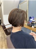 美シルエットで絶壁カバー！柔らかブラウンの大人ショートボブ
