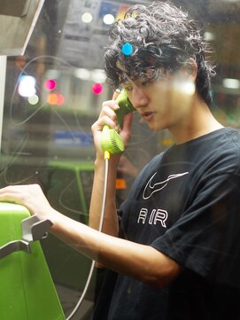 サン(3) スパイラルパーマ　センターパート　ウルフ　ウエット　黒髪　3