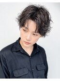 メンズモテヘア ゆるめスパイラルパーマ×センターパート