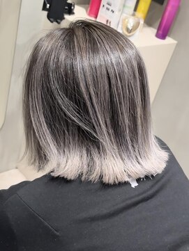 コスモス 町田(COSMOS) ホワイトシルバーボブバレイヤージュ