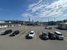 ヌードルバイコア(noodle by CoRe.gn)の雰囲気（広い駐車場スペース完備♪【運転が苦手な方でも止めやすい♪】）