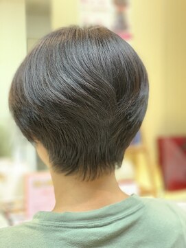 クオリス 上板橋店(QUALIS) 30代40代 艶髪丸みひし形メリハリショート/耳かけショート