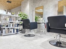アリュメ 三重鈴鹿店(allum)の雰囲気（席数は2席、ゆったりと過ごせます。）