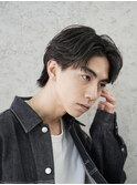 大人の抜け感を演出する、今トレンドのフェザーパーマ