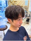 センターパートスパイラルパーマツーブロック刈り上げメンズヘア