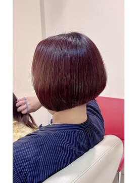 ヘア&エステ ヒロイン 西武池袋店 丸みのあるワインレッドボブ。