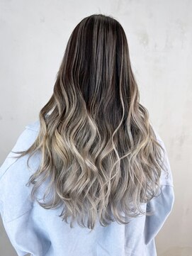 シオン(shion) ホワイトベージュブロンドハイトーンブリーチロング_ba511601