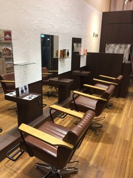 ブラウンを基調とした落ち着いた雰囲気の店内が魅力＊少人数制でお悩みやご要望も相談しやすい◎