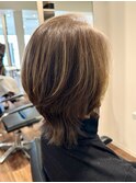50代大人ショートレイヤー白髪ぼかしハイライト酸性ストレート