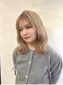 柔らかベージュ×くびれミディアムヘア