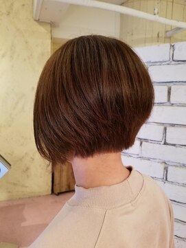 ティキ ヘアーワークス(TiKi Hair Works) 前下がりボブ