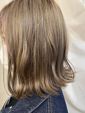 スイート ヘアデザイン(Suite HAIR DESIGN) ホワイトミルクティー ブリーチカラー 外ハネ 秋冬カラー