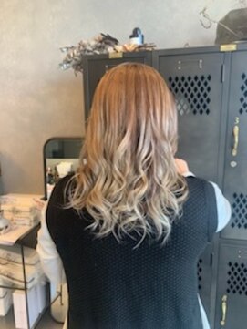 アチーブリス(achieve Liss) ハイトーンベージュブロンドグラデーション 無造作ウェーブ