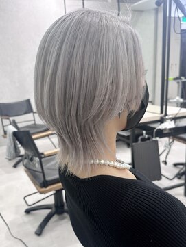 ロウル 渋谷(LOWRL) ホワイトシルバー/ケアブリーチカラー