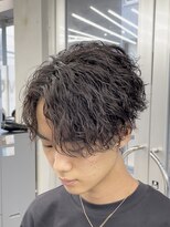 オーバル ジングウマエ(OVARL jingumae)&nbsp;縦落ちパーマセンターパートツイストスパイラルシャドウパーマ