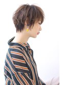 ことりベージュネイビーカラー毛先パーマ小顔ワンサイドショート