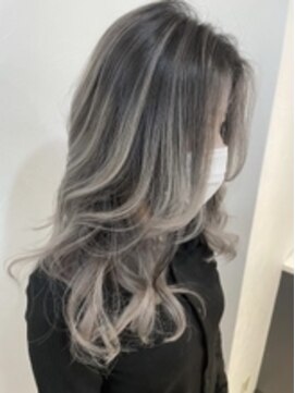 ノイズ オオサカ(NOISM) 外国人風バレイヤージュ、ハイライトカラーアッシュグレージュ