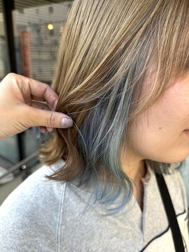 シロ(SiLO) ミルクティー×ブルーのインナーミディボブ