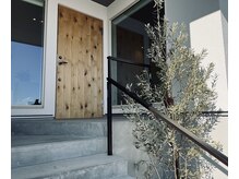 ソト(sot)の雰囲気(大きな木の扉の入り口が目印です◇)