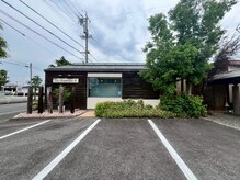 ヘア ファミーユ(hair famille f)の雰囲気（広々とした駐車場（4台）にお車を停めて頂けます◎）