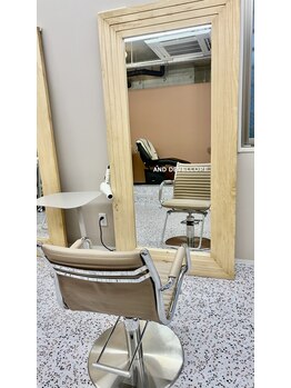 アンド デヴェロペ(AND DEVELLOPE.)の写真/マンツーマン施術で理想のヘアに☆幅広い年齢層に支持される丁寧な技術！