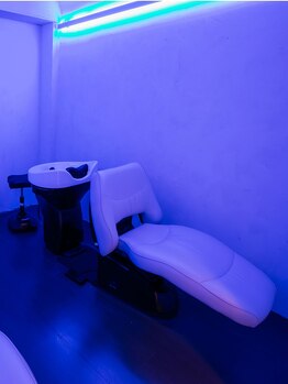 ドゥジエム マエル(2e Maelle)の写真/≪癒しの個室空間≫至極のヘッドスパは「青の洞窟」をイメージした個室で。憧れのクリアなうるさら髪に！