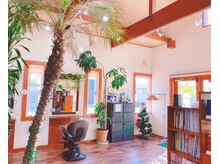 エリカ(hair salon elica)の雰囲気（吹き抜けの天上で広々とした開放感ある空間◎）