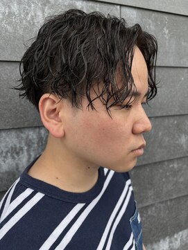 ヒュイル バイ ニアウ(Hwyl by Niau) メンズマッシュパーマ波巻きスパイラルパーマニュアンスパーマ