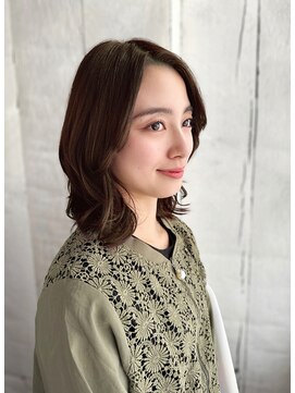 「白髪を自然に魅せる艶カラーミディ」**