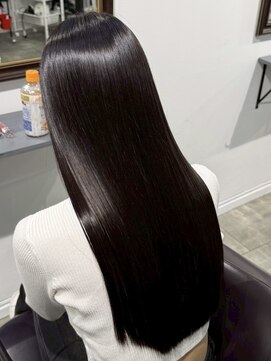 イリ 梅田(ili) ハイトーンカラーミルクティーベージュレイヤーカット