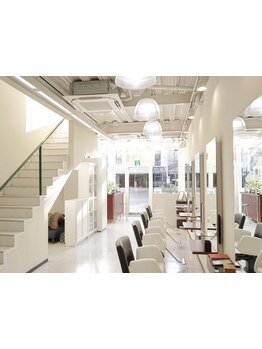 満足感の高いサロンをお探しの方へ♪ベテランスタイリストが一人ひとりに向き合った丁寧な施術をご提供☆