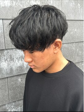 ヒュイル バイ ニアウ(Hwyl by Niau) メンズマッシュセンターパートスパイラルパーマニュアンスパーマ